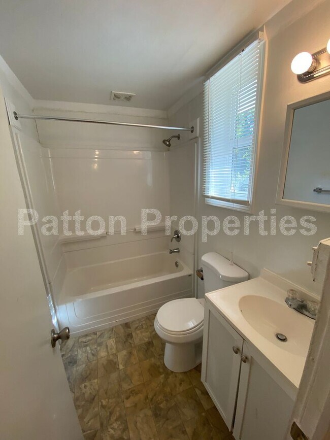 Building Photo - Edgewood Home