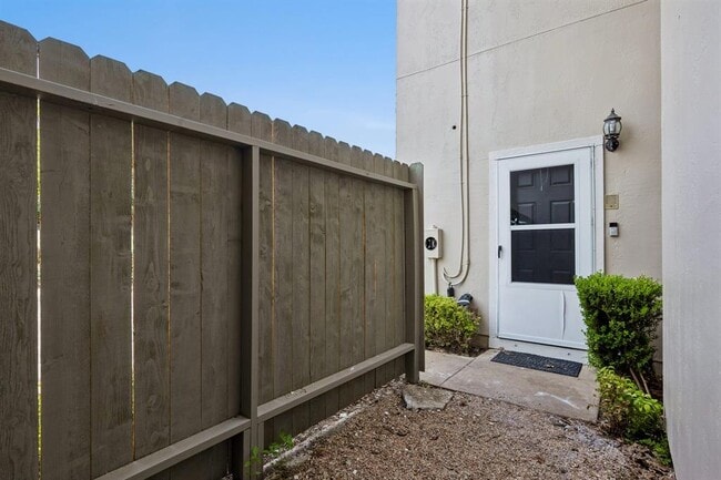 Building Photo - 100 Lido Cir