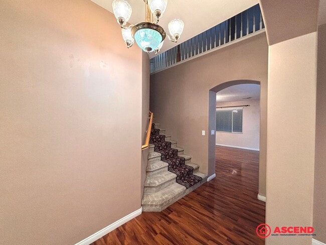 Building Photo - Lovely 5 Bedroom Home In River Oaks Area!