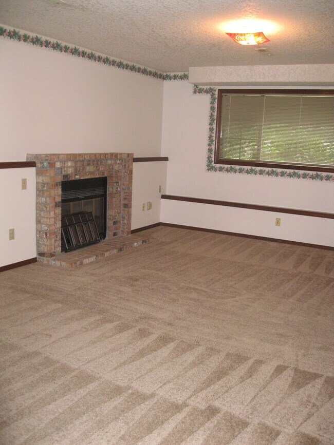 Building Photo - Sweet and spacious home in Beaverton with a garage and large fenced yard available now!