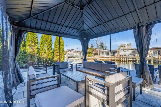 Building Photo - 320 Silver Lagoon Dr