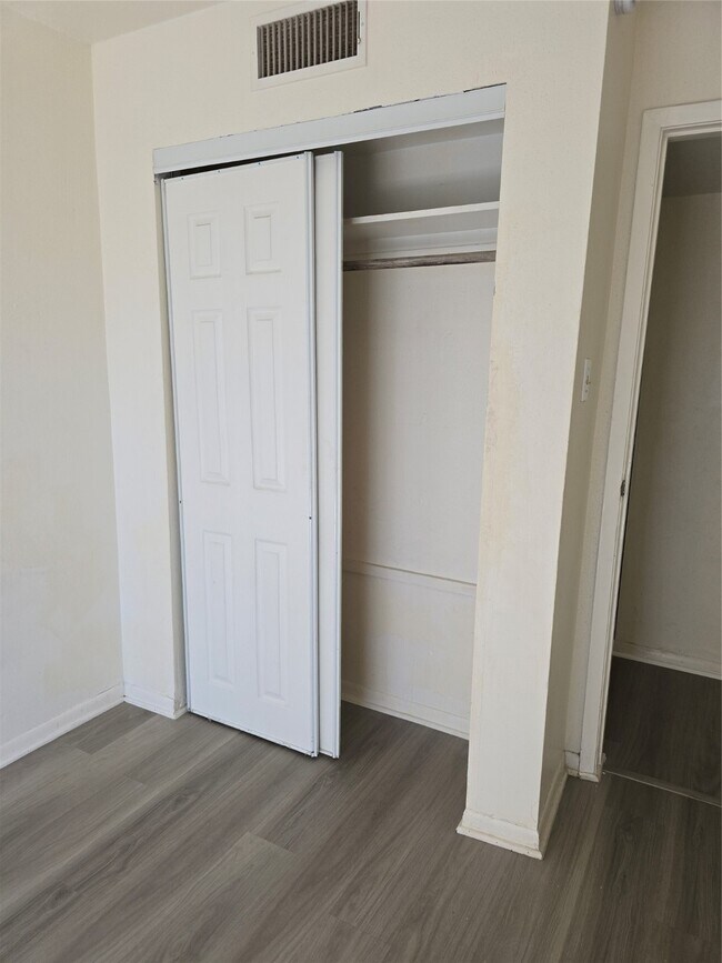 Building Photo - 2814 S Bartell Dr