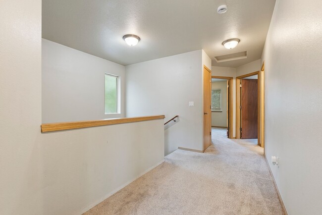 Building Photo - 4 bed, 2.5 bathroom House available