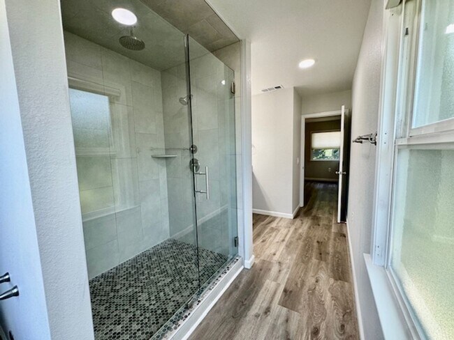 Building Photo - NEWLY RENOVATED 3 BED, 3 BATH ONE STORY HO...