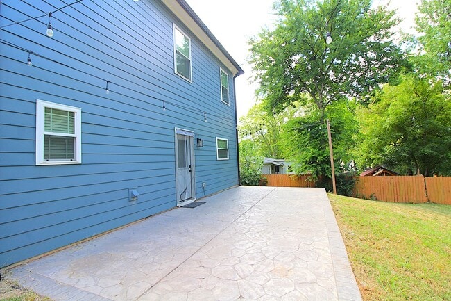 Building Photo - Modern 3-Bedroom Home with Fenced Yard & U...