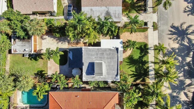 Building Photo - 607 Flamingo Dr