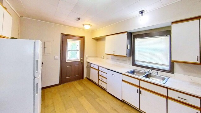 Primary Photo - 6 Bedroom Home for Rent