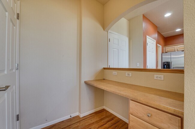 Building Photo - 2 bedroom, 2.5 bath townhome in Observatory Village