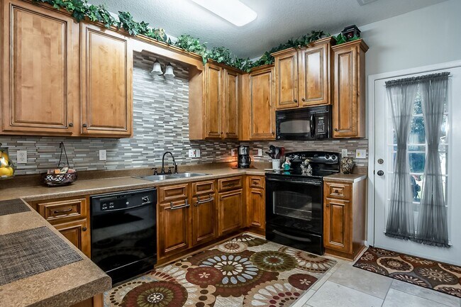 Building Photo - 3 bedroom 2 bathroom townhouse in Covington Villas