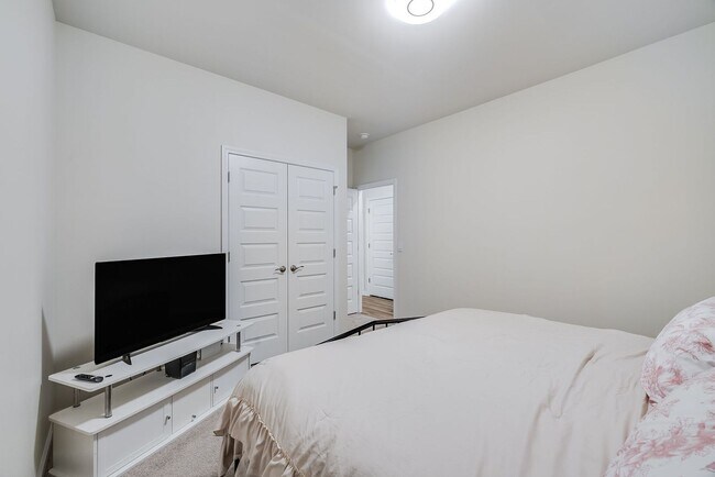 Building Photo - 161 Holloway Hl