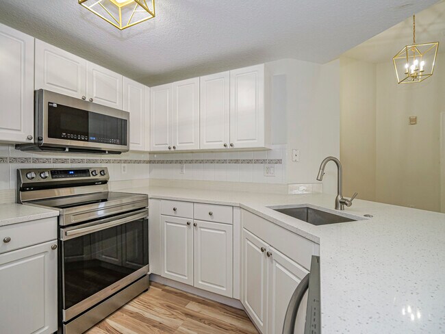 Building Photo - 5095 Fairways Cir
