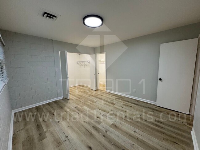 Building Photo - 2205 Hathaway Dr