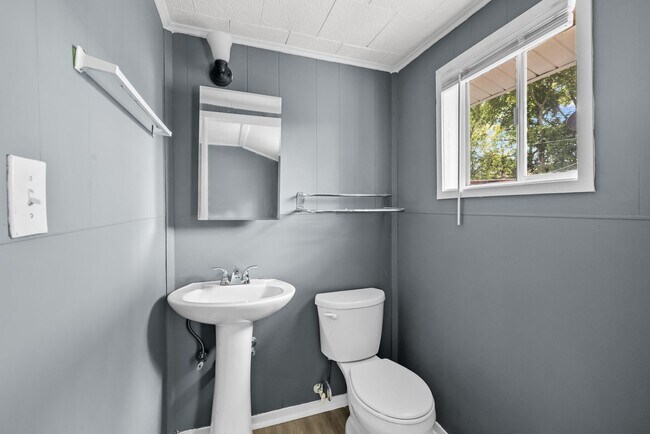 Building Photo - Newly Renovated 4 Bedroom 2 Bathroom Home
