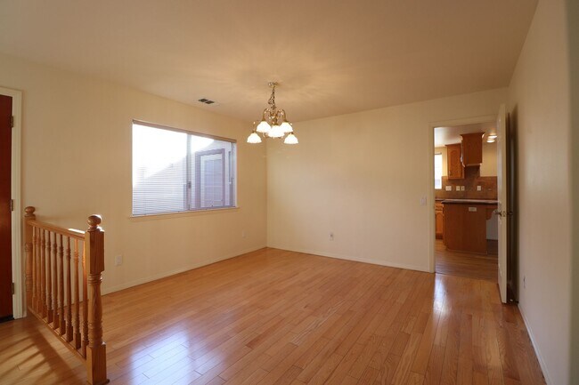 Building Photo - Lovely Mesa Oaks Four Bedroom