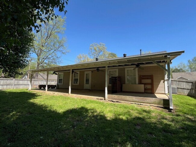Building Photo - Nice Benton 3 bedroom 2 bathroom house.