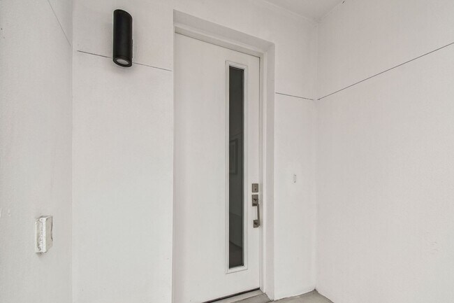 Building Photo - A charming coastal townhouse, just minutes from downtown St. Pete!