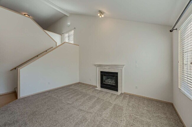 Building Photo - **NO SHOWINGS AT THIS TIME. WE HAVE A PEND...