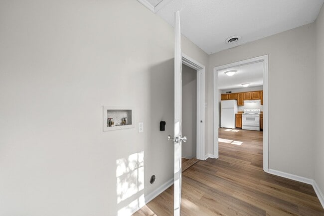 Building Photo - 3 Bedroom Pet Friendly Home For Rent!