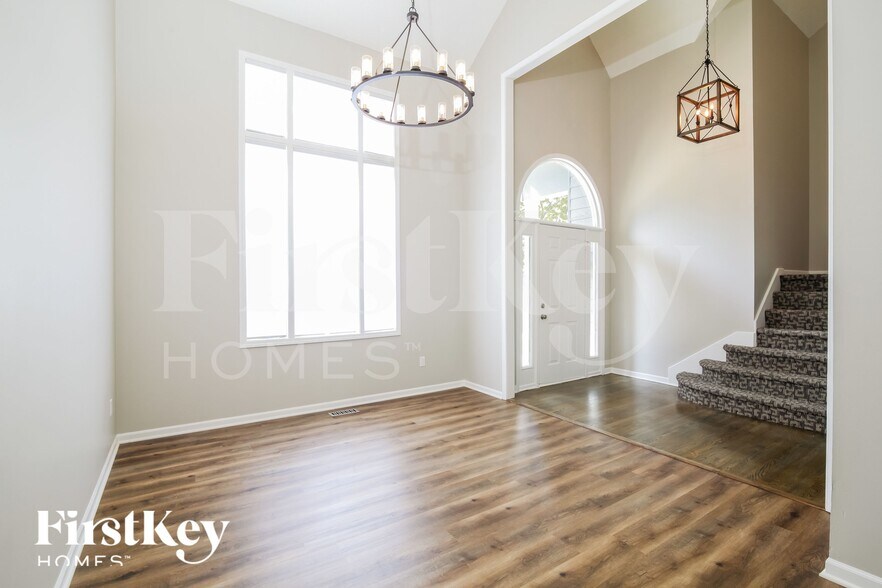 Building Photo - 15211 Maple St