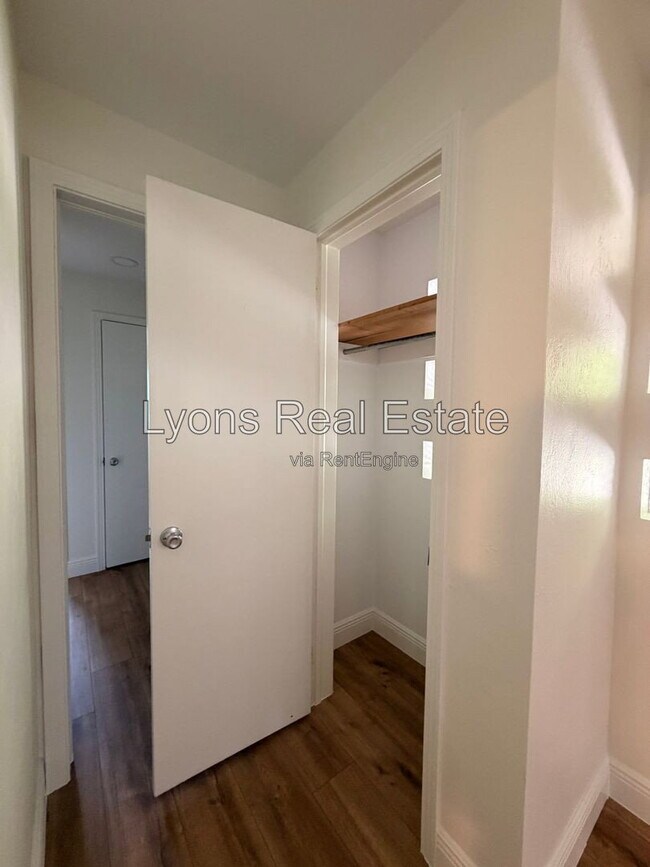 Building Photo - 10621 McGregor Blvd