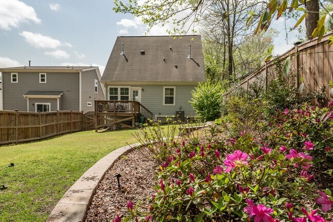 Building Photo - Beautifully Updated 3 Bedroom, 2.5 Bathroo...