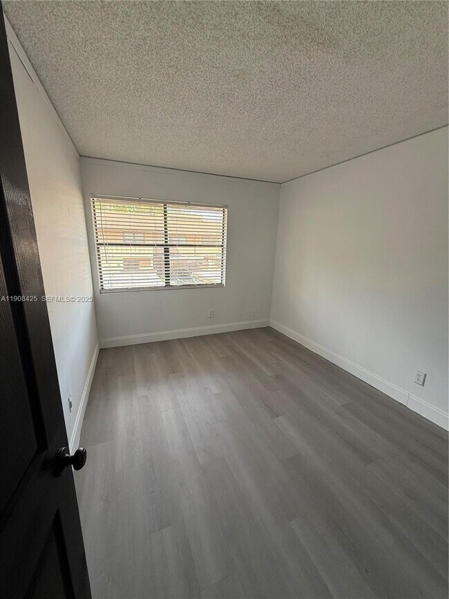 Building Photo - 9986 Royal Palm Blvd