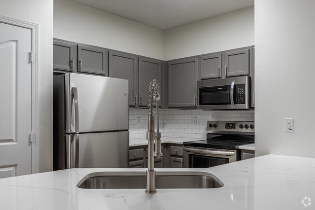 2BR, 2BA - (Willow) Platinum Newly Renovated Kitchen with Quartz countertops - Overlook Ridge