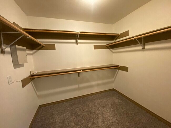 Building Photo - 9813 Sandhill Dr