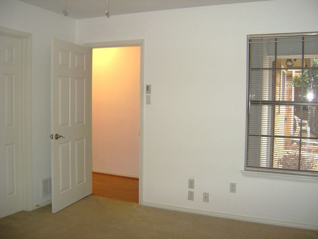 Building Photo - 1714 Redbud Ln