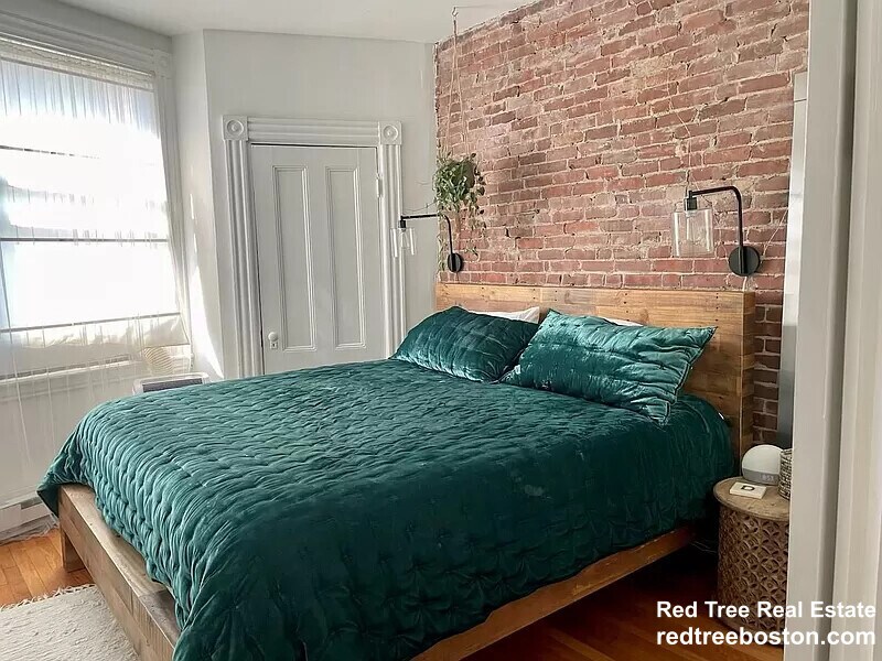 Building Photo - 31 Station St