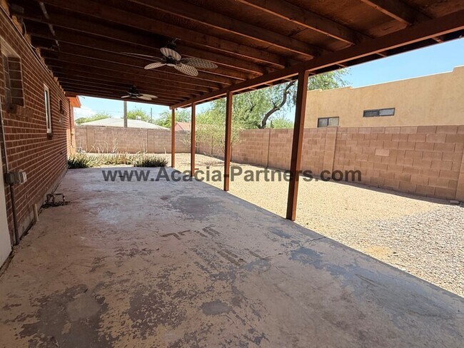 Building Photo - Centrally Located Three Bedroom