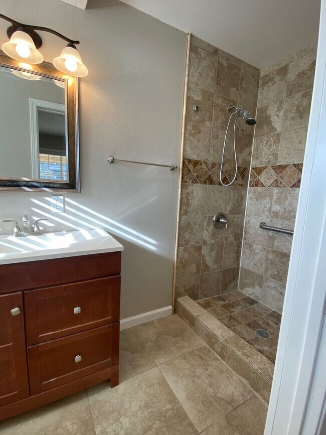 Building Photo - 4 Bedroom in Simi Valley