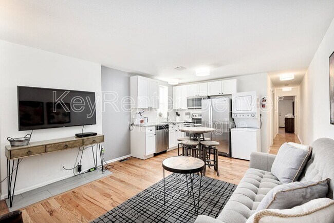Building Photo - 2409 Tremont Pl