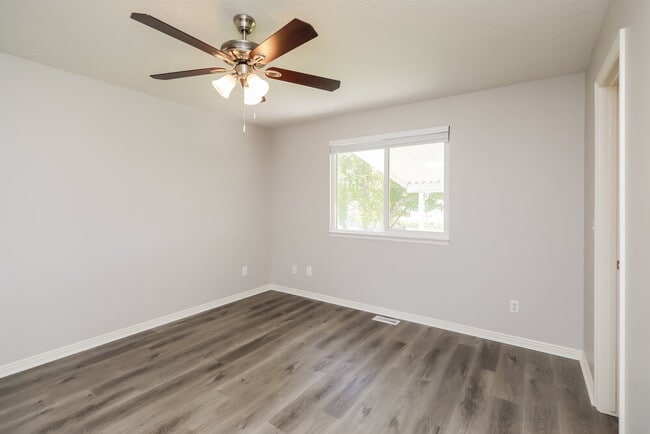 Building Photo - 5060 S Vista Dr