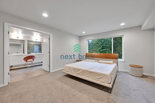 Building Photo - 4 BED & 2.5 SINGLE FAMILY HOUSE FOR RENT