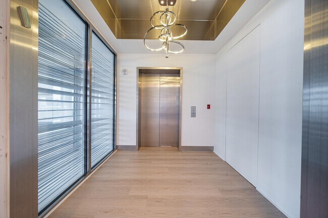 Building Photo - 5959 Collins Ave