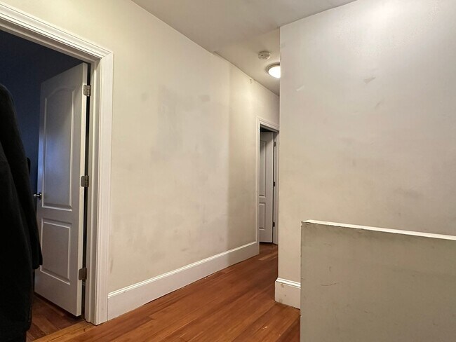 Building Photo - Mission Hill 5 -Bed