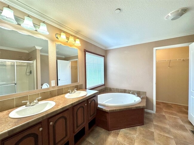 Building Photo - 831 Country Club Rd