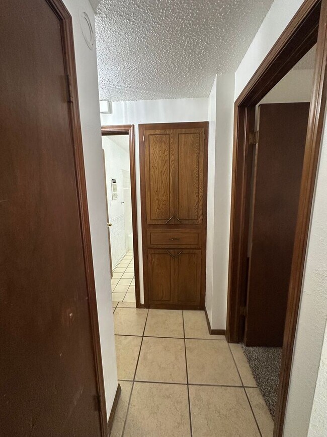 Building Photo - 4808 S Dimple Dr