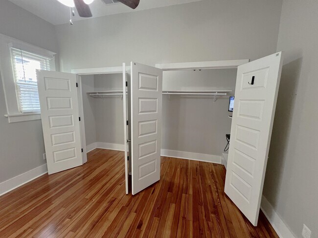 Building Photo - 897 S Cox St