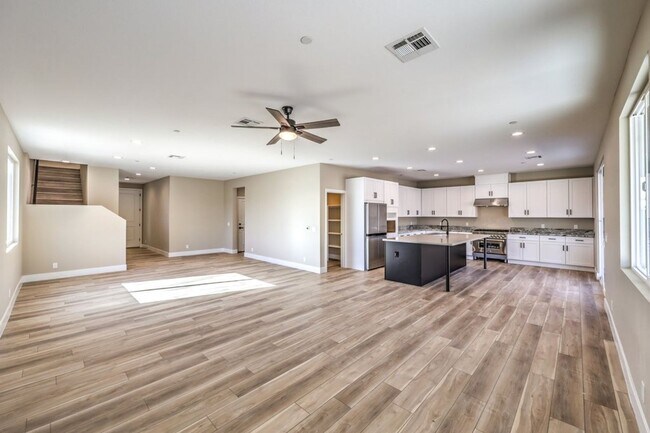 Building Photo - Almost a FULL ACRE - Immediate Move In - Bring Your Horses, Animals, Toys or ?!?