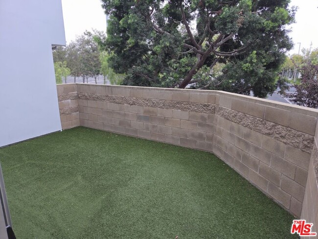 Building Photo - 5350 Playa Vista Dr