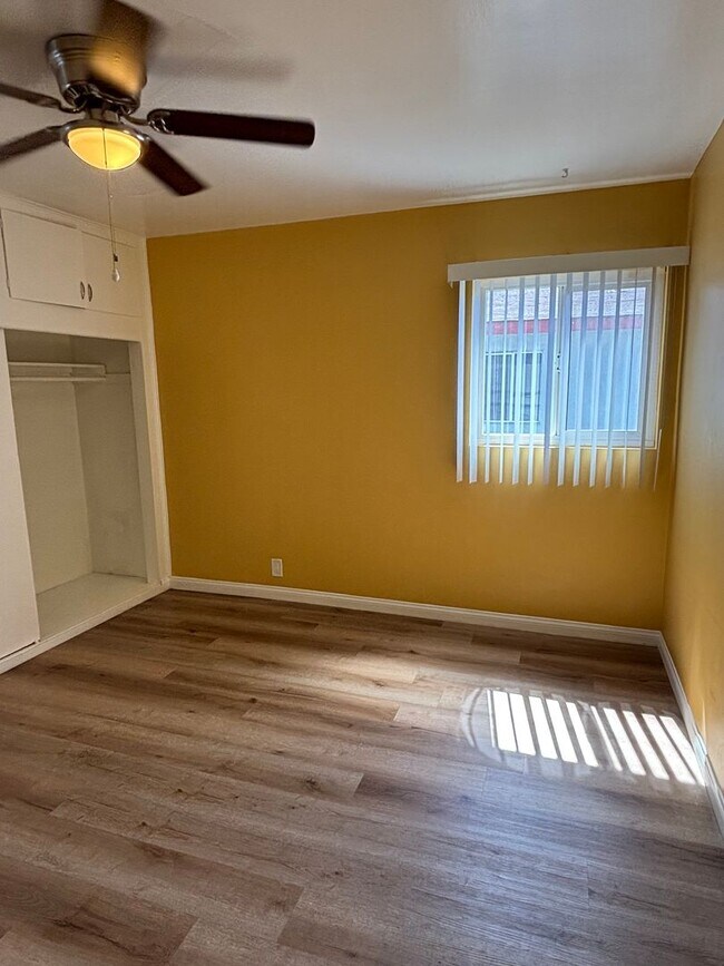 Building Photo - Spacious 1 bedroom available now in Long B...