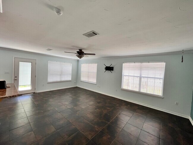 Building Photo - 221 Twin Lakes Ln
