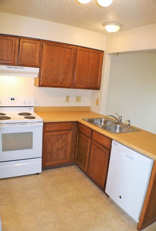 Building Photo - $1,100 | 2 Bedroom, 1 Bathroom CONDO | CAT Friendly* | Available for Immediate Move In!
