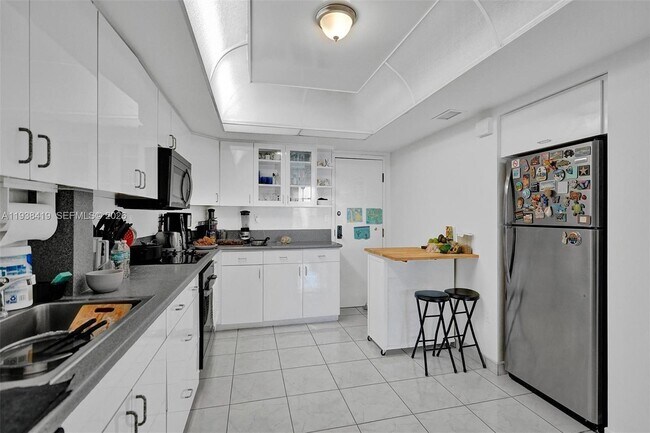 Building Photo - 9300 Bay Harbor Terrace