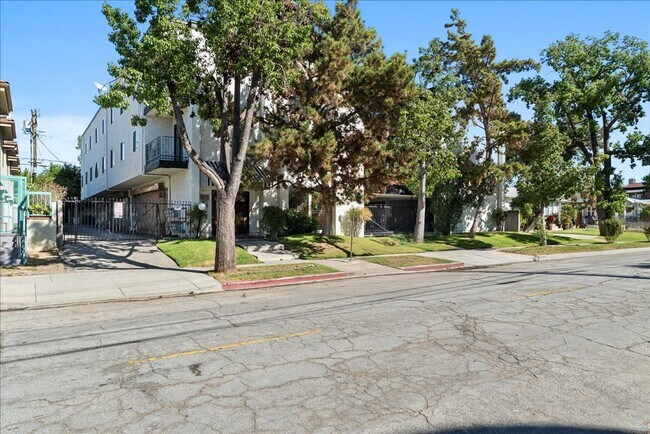 Building Photo - 631 E Elk Ave