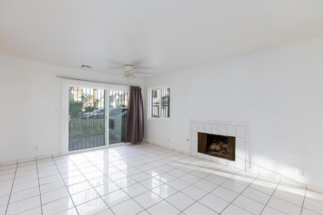 Building Photo - 2 bedroom, 2 bath town house minutes from the Strip