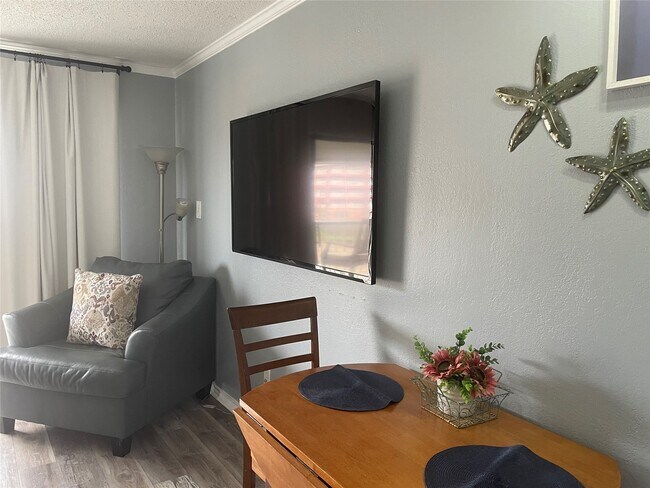 Building Photo - 6102 Seawall Blvd