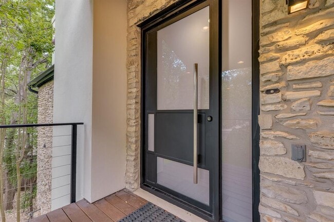 Building Photo - 1105 Constant Springs Dr